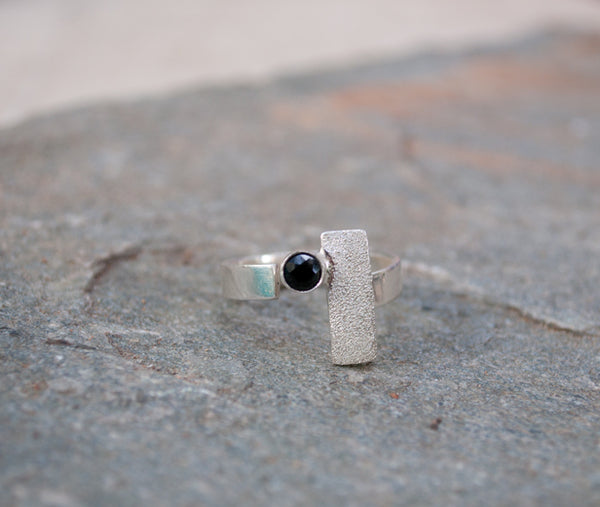 black spinel silver ring, modern silver ring, geometric ring, black stone ring 