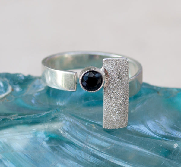 black spinel silver ring, modern silver ring, geometric ring, black stone ring 