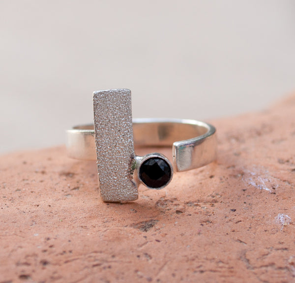 black spinel silver ring, modern silver ring, geometric ring, black stone ring 