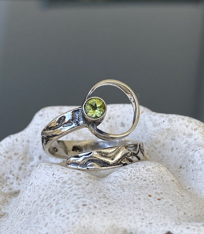 silver ring, peridot silver ring, silver circle ring 