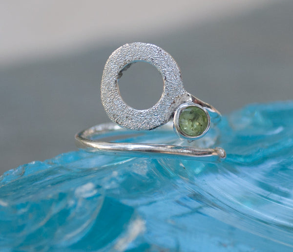 open circle ring, peridot silver ring, silver geometric ring with green stone ring 