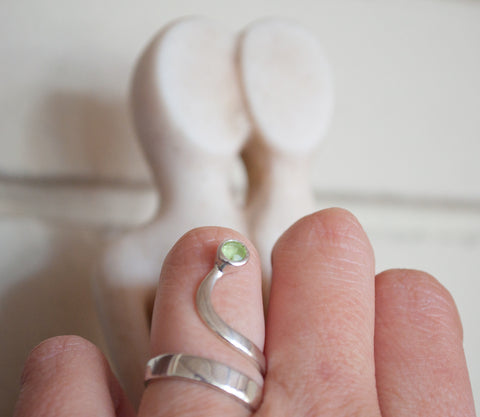 green peridot silver ring, Trikemia wave ring, August birthstone silver ring 