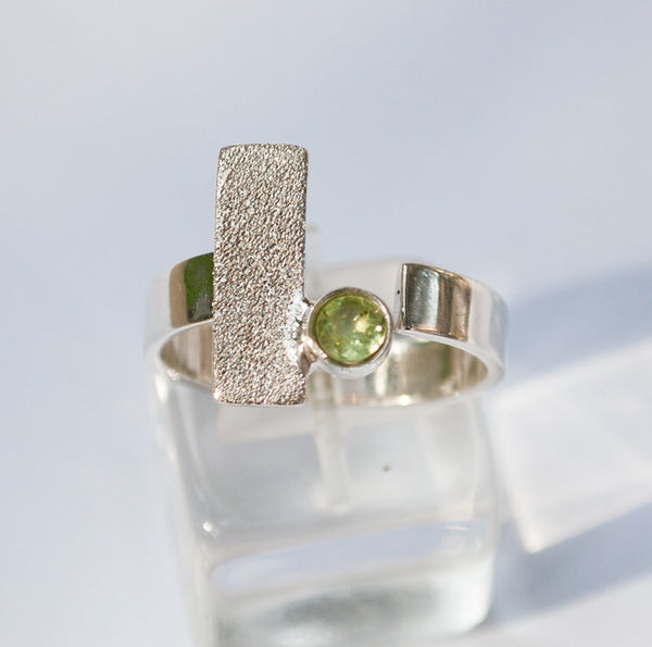 rectangle geometric ring, peridot silver ring, silver geometric ring with green stone ring 