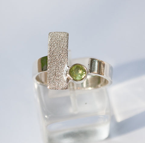 geometric silver ring, peridot silver ring, modern silver ring with green stone ring 