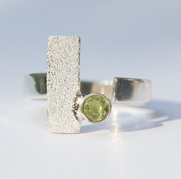 geometric silver ring, peridot silver ring, modern silver ring with green stone ring 