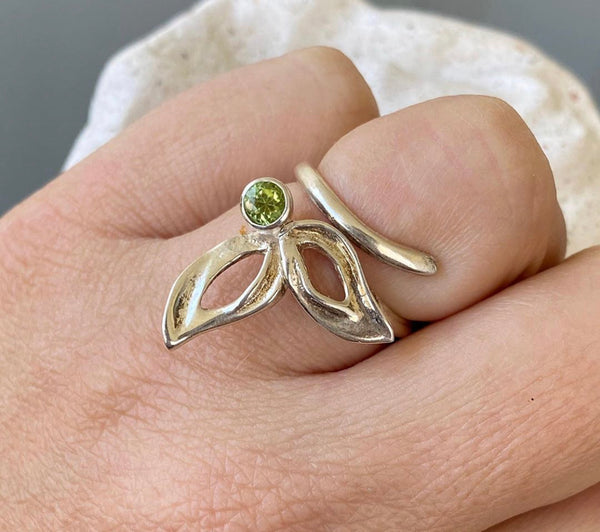 flower ring, green peridot silver ring, contemporary silver ring adjustable 