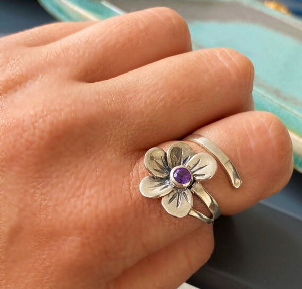 silver ring with amethyst gemstone