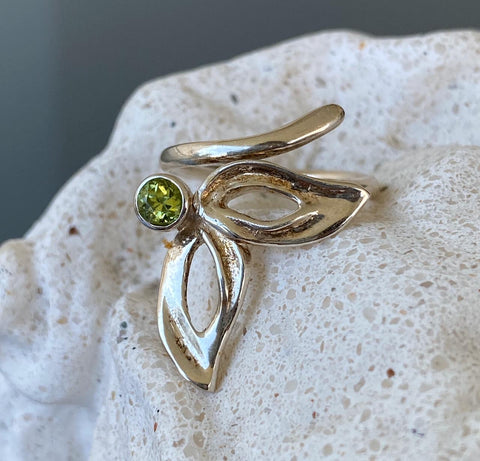 flower ring, green peridot silver ring, contemporary silver ring adjustable 