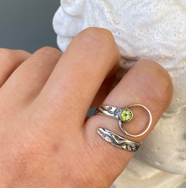 silver ring, peridot silver ring, silver circle ring 